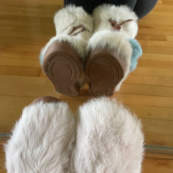 NEW Frances Valentine Fur Boots in White with Blue PomPom - Picture 4 of 7